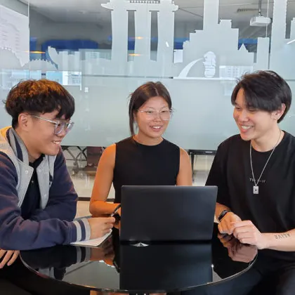 Kiann S. Lauritsen Electrical Engineer from Singapore in conversation with two students